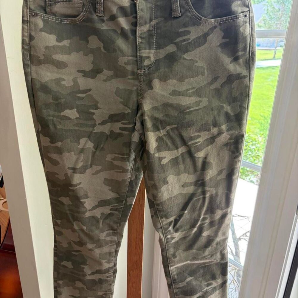 Universal-thread Women's Khaki and Green Trousers